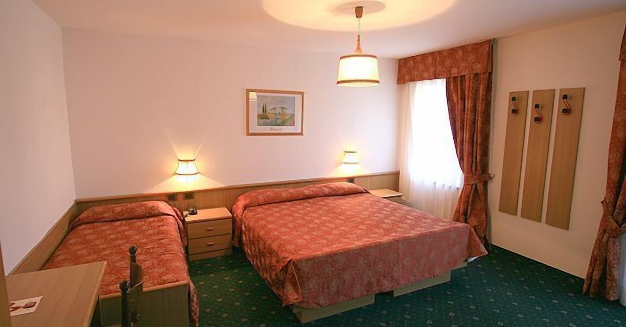 Hotel Arnika ポッツァ・ディ・ファッサ エクステリア 写真