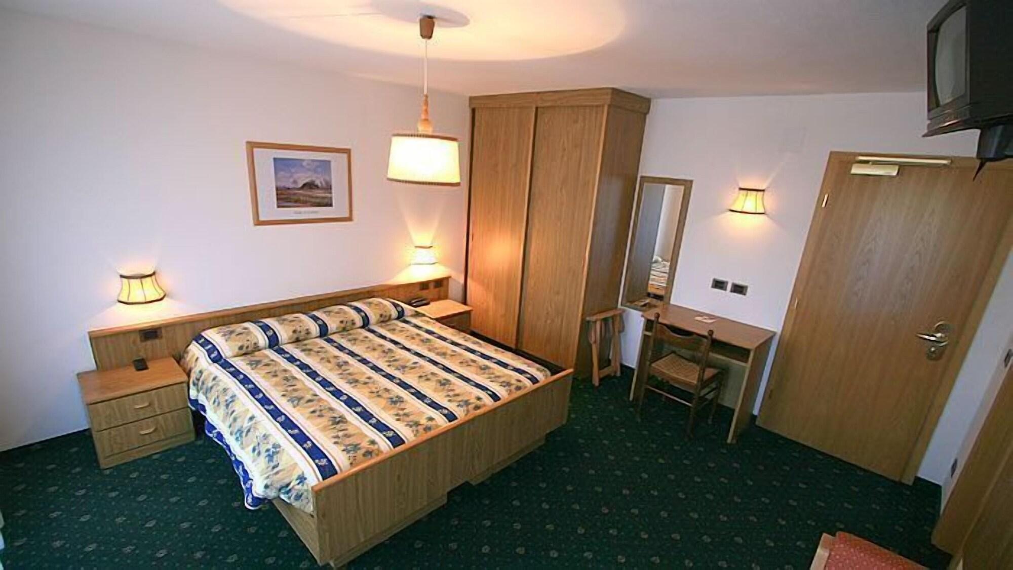 Hotel Arnika ポッツァ・ディ・ファッサ エクステリア 写真